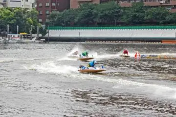 <p>Sometimes the boats are very close to each other at the turn, and it is very exciting to see them just zoom past each other without hitting someone else.&nbsp;</p>