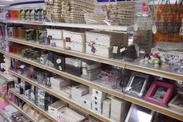 <p>Reasonable quality household goodies in the&nbsp;&yen;100 store</p>