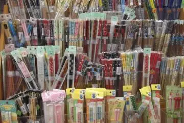 <p>&yen;100&nbsp;chopsticks</p>