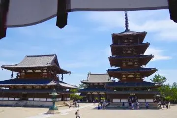 <p>Five-story pagoda and Kon-do Hall in Sai-in Precinct</p>