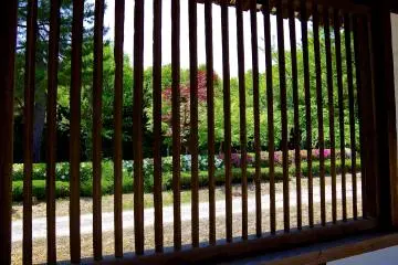<p>&lsquo;Renji&rsquo; lattice window at cloister</p>