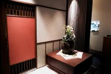 Furnitur yang keren dan dekorasi bunga di restoran