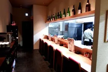 Tempat duduk di depan. Terdapat sake lokal fukui di rak