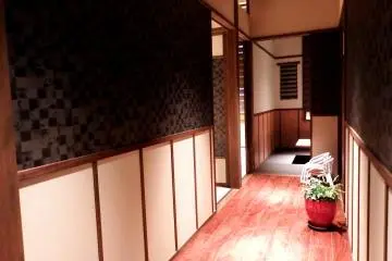 Koridor kayu mengarahkan ke tiap ruangan pribadi 