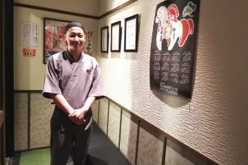 Manajer restoran, Bapak Nanbu. Tadinya dia adalah seorang sommelier, tetapi ingin belajar tentang masakan Jepang, dan sekarang.. dia di sini!