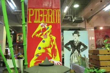 <p>Pierrot = Clown</p>