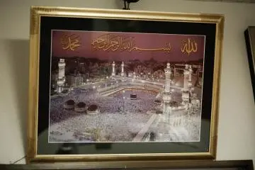 <p>La Kaaba de La Mecque, en Arabie Saoudite. Les pri&egrave;res sont faites en direction de la Kaaba, donc au Japon les pri&egrave;res se dirigent vers l'Ouest.</p>