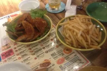 <p>Spicy Nagoya-style chicken wings and french&nbsp;fries fried in chicken fat!</p>