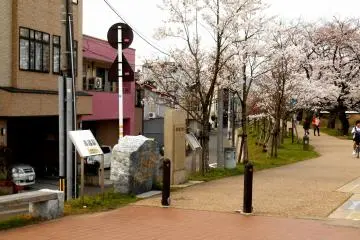 <p>Ryoma's stone monument, sign, etc now stand beside the riverside walk at the foot of Saiwaibashi Bridge in Fukui</p>