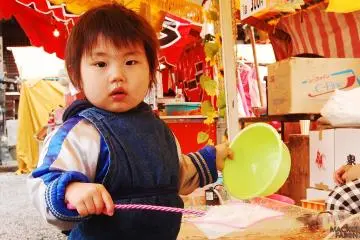 <p>This very cute little boy is ready to catch some gold fish.</p>