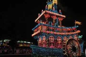 พาเรดไฟประดับของโตเกียวดิสนีย์แลนด์ : Showboat 