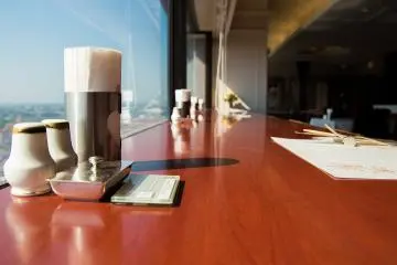 <p>Enjoy breakfast or dinner in front of a sprawling view from the top floor</p>