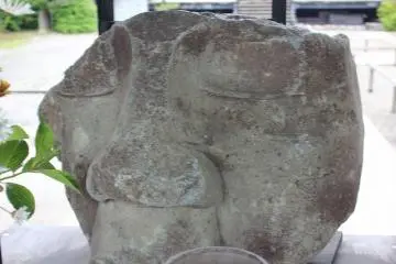 이 석불의 두상은 원록사(1691)년 복거(당시 후쿠이는 이렇게 표기되었다) 땅에 최초로 건립된 석대불일 것이다
