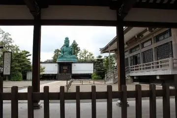 이치죠다니에서 이 후쿠이로 이전된 절과 대불이었으나, 거듭되는 화재와 전쟁 공습, 그리고 지진으로 인해 여러 번 파괴된 석불이었다