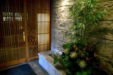 <p>Beautiful flowers decorate the entrance hall &nbsp;</p>
