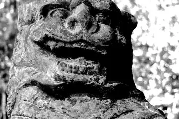 <p>Fierce guardian statue</p>