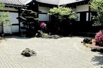 <p>A simple yet beautiful sand garden</p>