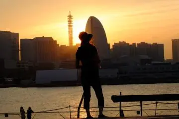 Puis le ciel devint jaune, &agrave; mesure que le soleil dispara&icirc;ssait derri&egrave;re les tours du Minato Mirai...