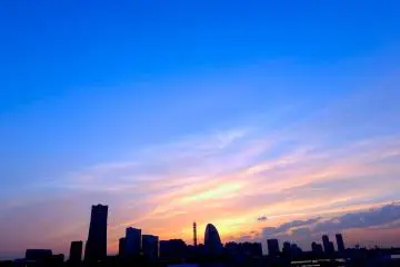 Tout a commenc&eacute; par un ciel d'un bleu profond clairsem&eacute; de quelques nuages blancs...