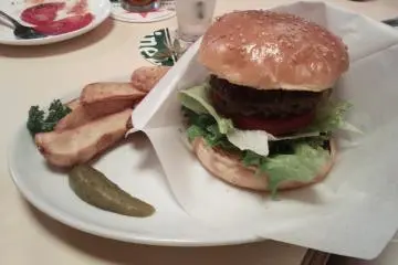 <p>The standard Teddy's burger</p>