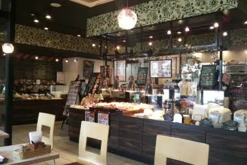 <p>The decoration evokes a natural feel, the background music is upbeat and there's delicious food everywhere!</p>
