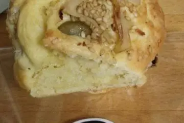 <p>A savory muffin with burdock root and sesame seeds</p>