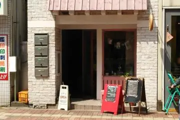 <p>It's a small shop, and easy to find once you've been the first time!</p>