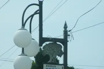 Bahkan lampu jalanpun berbentuk menyerupai buah ceri!