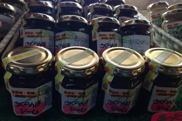 Selai ceri, permen, dan olahan makanan lain juga tersedia untuk dijual.