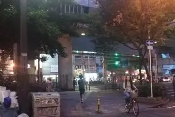 <p>When you reach this point, you will see&nbsp;a cross walk in front of you. Walk across this one to the other side</p>