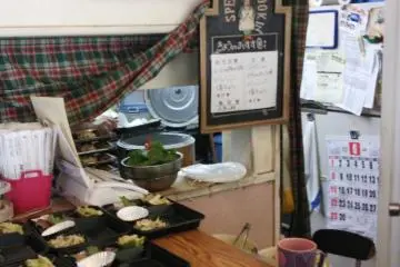 <p>This small shop serves the same sides with everything; just choose your main and you'll have your order in minutes!</p>