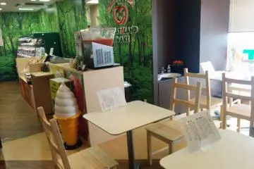 <p>ที่นั่งในร้านจัดง่ายๆแต่น่าเข้า</p>