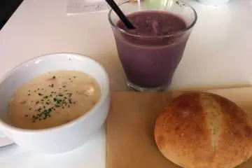 <p>อาหารชุดของผมมีซุปหอย clam chowder น้ำปั่นอาไซอิ และขนมปังร้อนๆ</p>