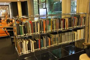 <p>หนังสือเกี่ยวกับศิลปะสำหรับนักศึกษาและผู้สนใจทั่วไป</p>