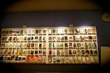 <p>ร้านขายของที่ระลึกด้านนอกมีขายโปสการ์ดภาพวาดศิลปะจากในงานทั้งหมด</p>