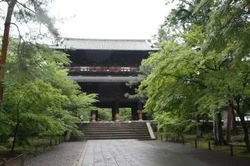 삼문 전체. 하층을 천하 용문이라고 하며 상층을 오봉루라고 한다.가부키의 '산몬고산노키리'에서 이시카와 고에몬이 '절경인가~!'하고 자득을 끊는 것으로 유명해졌다