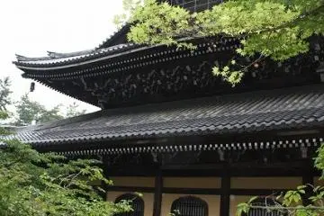 창건 당시 법당은 오인의 난으로 ㅊ타버렸으며, 이후 문명 11년(1479) 무렵에 부흥했다. 케이초 11년(1606) 도요토미 히데요시의 기진으로 대개축됐다가 메이지 26년(1893) 화재로 소실됐다