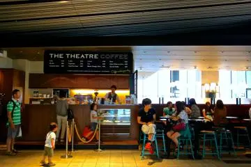 <p>ผู้คนต่างพากันมานั่งพูดคุยหย่อนอารมณ์ที่ร้านกาแฟบรรยากาศโล่งสบายแห่งนี้</p>