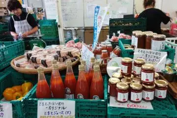 Berbagai produk tomat dari jus hingga selai dijual di toko yang ada di perkebunan