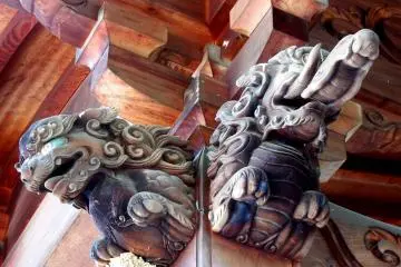 <p>Guardian animals decorating the eaves of the main hall</p>
