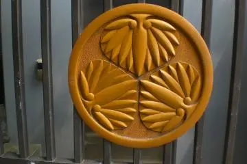 <p>ตราประทับประจำตระกูล Tokugawa ที่ประตูวัด</p>