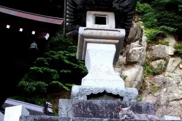 <p>A living cat is guarding the stone lantern</p>