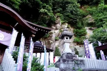 <p>Looking up at Fujoji Temple from the foot of Mt. Asuwa</p>