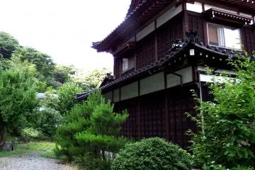 <p>The temple looked as though it was a private house of someone</p>