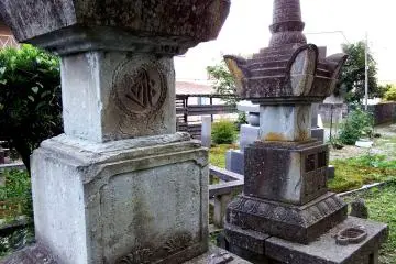 <p>Unique tomb stones</p>