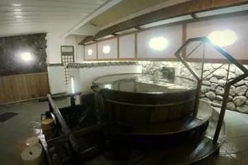 <p>Un tonneau rempli d'eau chaude en int&eacute;rieur&nbsp;</p>