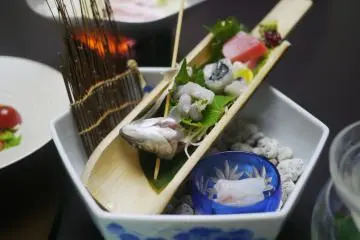 <p>Apr&egrave;s votre bain, d&eacute;tendez-vous avec de d&eacute;licieux plats traditionnels!&nbsp;</p>