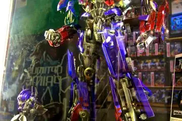 <p>"Optimus Prime" ตัวนี้ 258,120 เยน ก็คงคุ้มอยู่ถ้ามันแปลงเป็นรถได้เหมือนในหนัง</p>