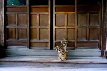 <p>Sliding wooden doors of the main hall &nbsp;</p>