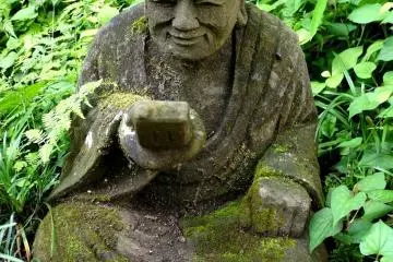 <p>At first I thought this statue of a monk was holding a cell-phone, but perhaps it's a game</p>